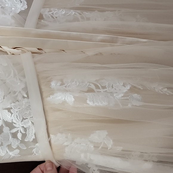 *NEW* Wedding dress: A-line - Picture 5 of 9